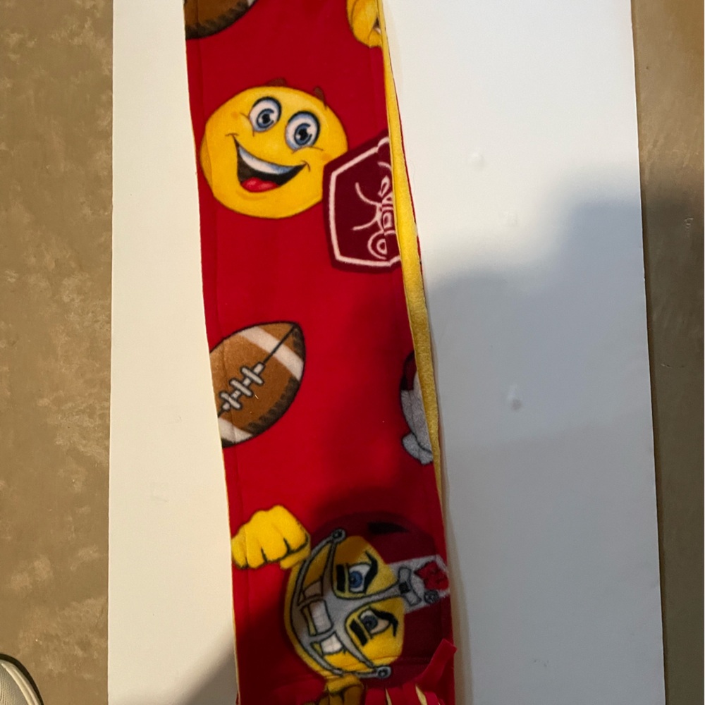 Wisconsin Badgers Fleece Scarf Emoji Pattern - Picture 2 of 2
